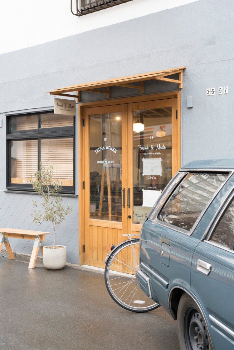 お店はご主人の仕事場の2階。