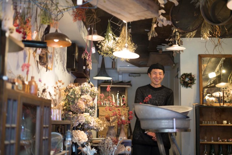 店内でドライフラワーも作る池上さん。