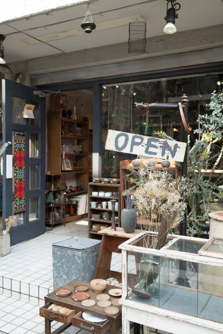 店先にも古道具が並ぶ。