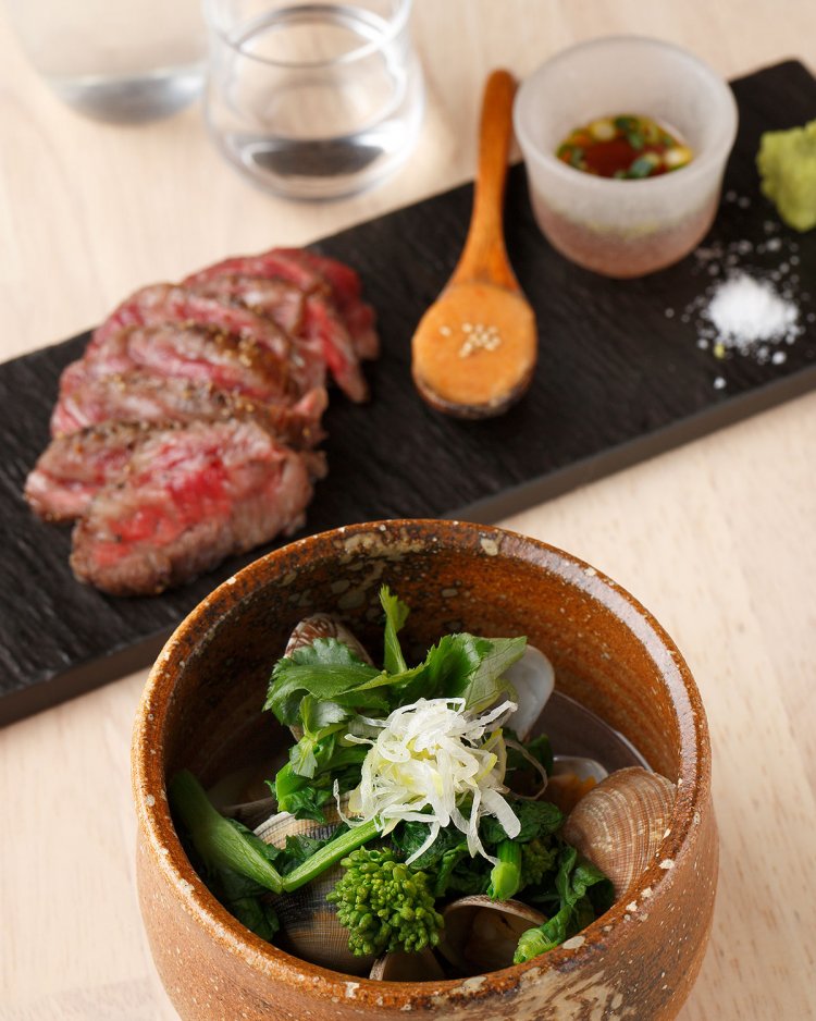 アサリと菜の花の酒蒸し748円など。