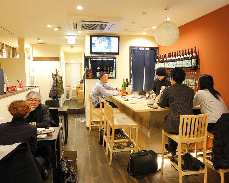 奥には小上がり席も。