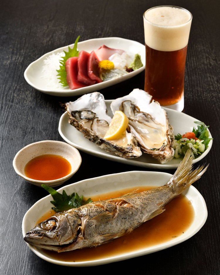 黒ムツの煮付け935円、刺身盛り合せ一例1800円など。日本で最初に造られたビールを復刻した品川懸（けん）ビールの生も。715円。