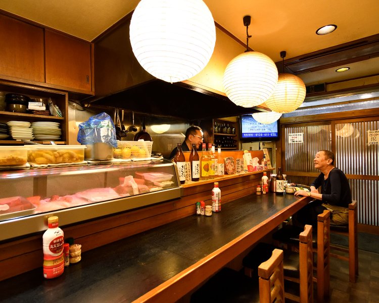 カウンターのほか小上がり席も。