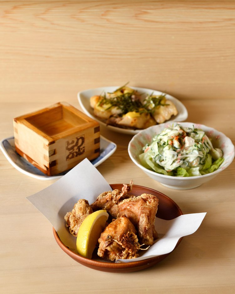 から揚440円、お通し感覚で頼む人も多い鳥サラダ330円、鳥ももわさび焼440円。自家製お新香440円も定番。喜多方の夢心の樽酒495円。