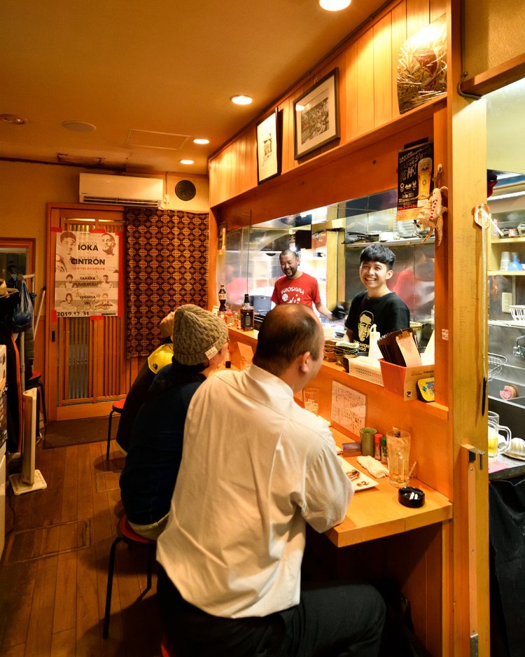 「俺は3本で満腹！」と常連。奥にテーブル席も。