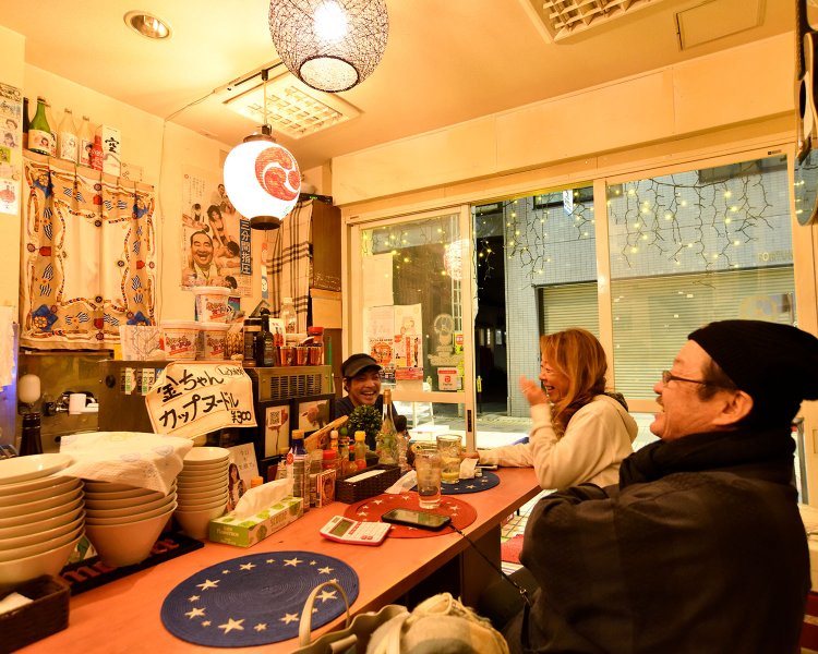 奥がヒロシさん。幅広い客層。