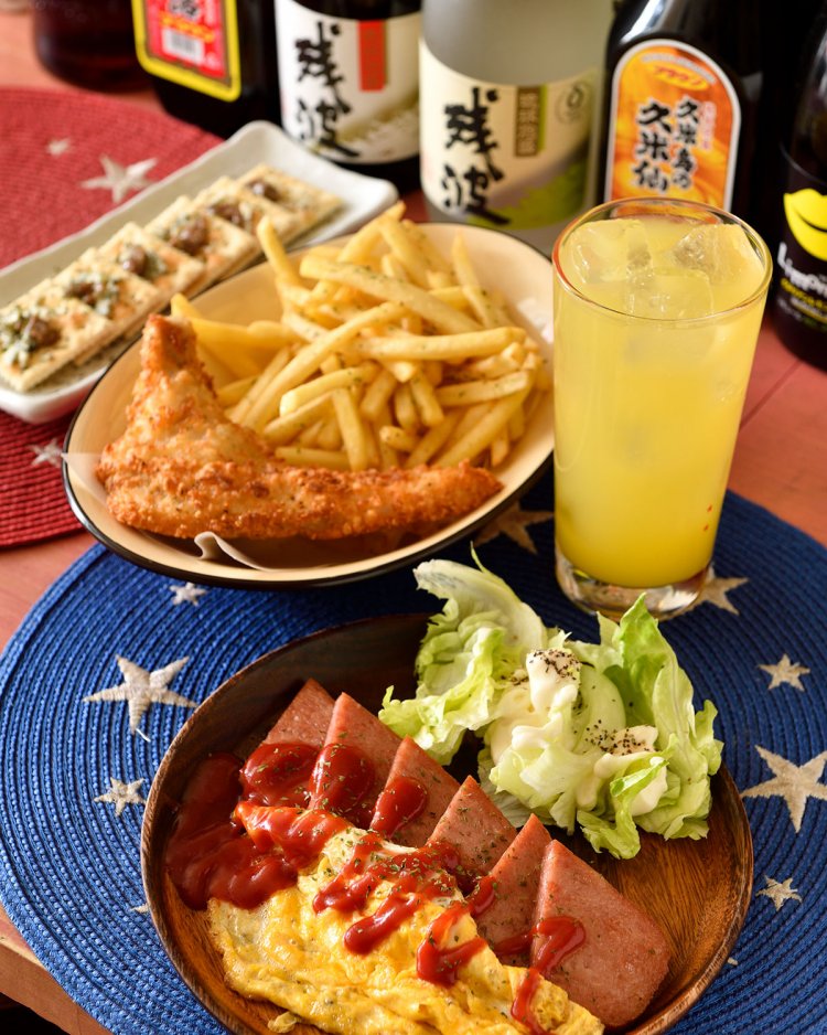 フライドチキンとポテトのコンボ680円、沖縄の酒盗、ワタガラスとブルーチーズのクラッカー480円など。シークワサーサワー550円。