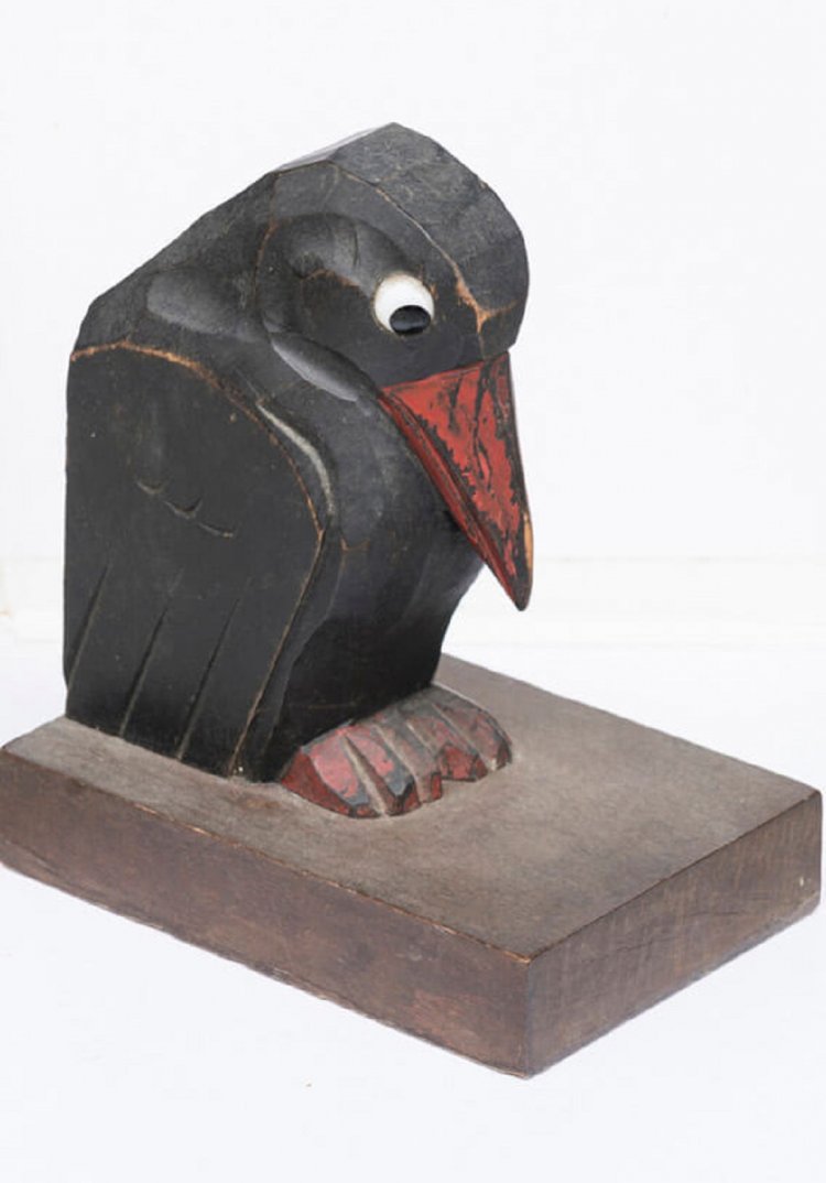 愛嬌ある木彫りのカラスのブックエンド1組8000円。