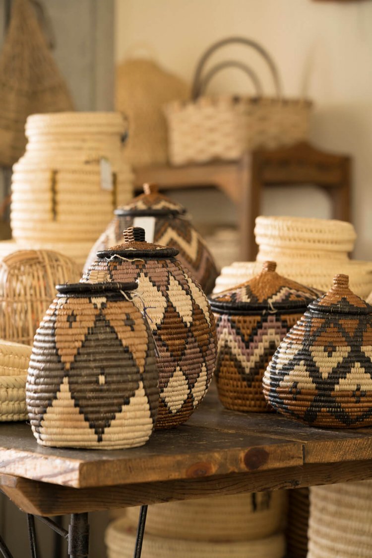 美しい幾何学模様が目を引くアフリカのカゴ。