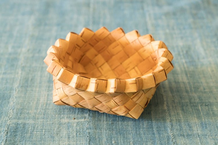 ラトビアの白樺のギザギザカゴ（M）7150円。