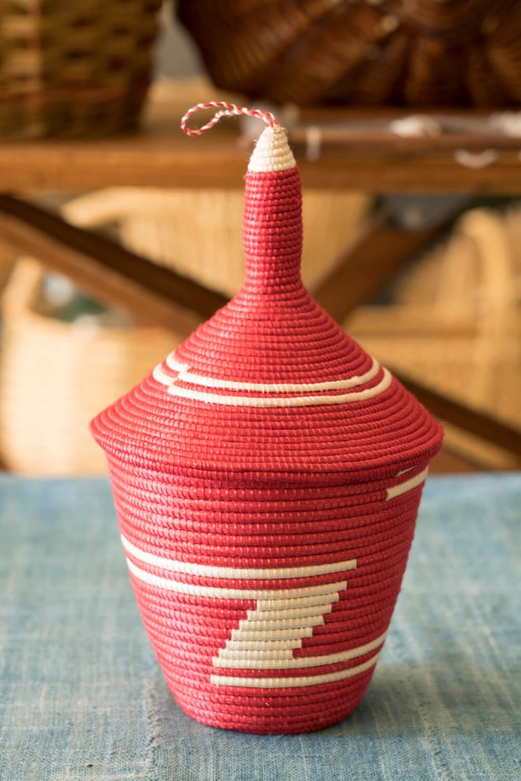 ルワンダの花嫁道具的なバスケットのアガセチェ5720円。