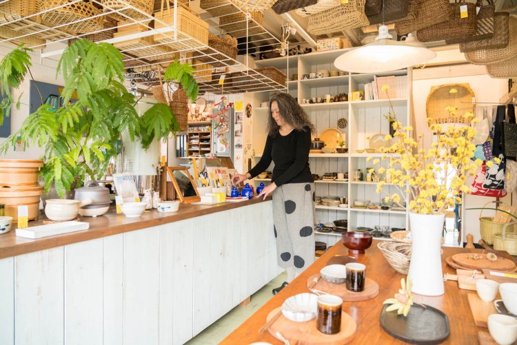 キッチンに立つ高橋さん。