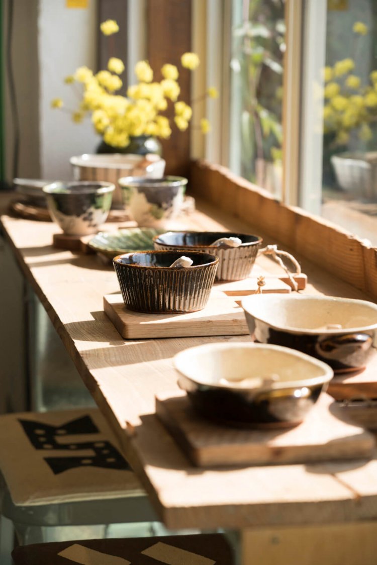 窓際の棚は日がよく注ぐ。