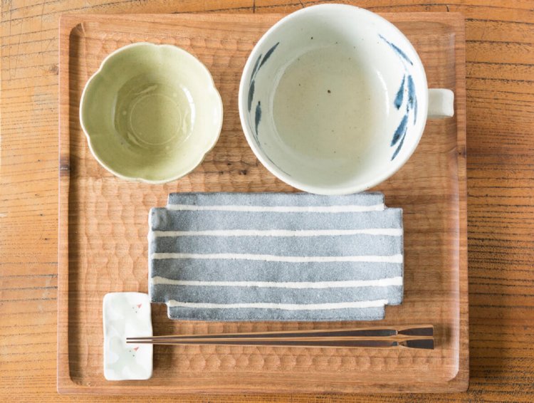 日高伸治さんのスープカップ4400円、輪花小鉢1980円、佐々木好正さんの十字皿2200円、下本一歩さんの箸1980円、橋本美貴子さんの箸置990円。