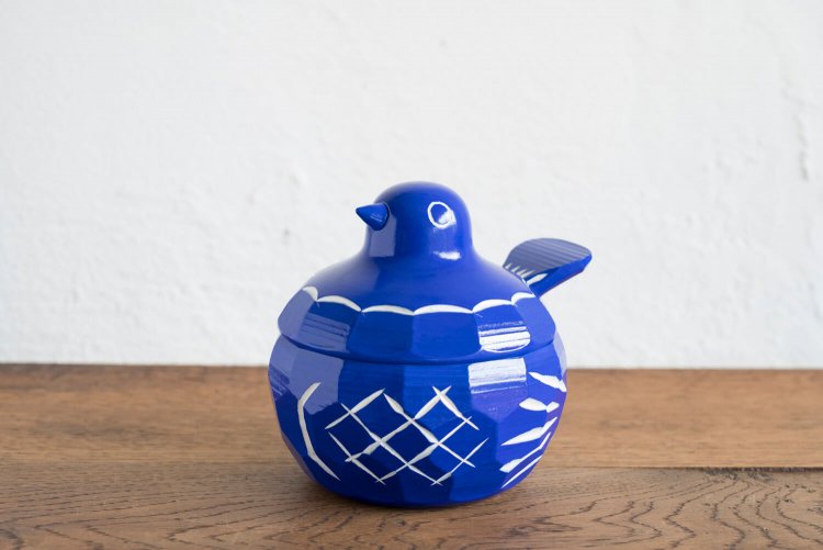 春原敏之さんのボンボン入れ7920円。