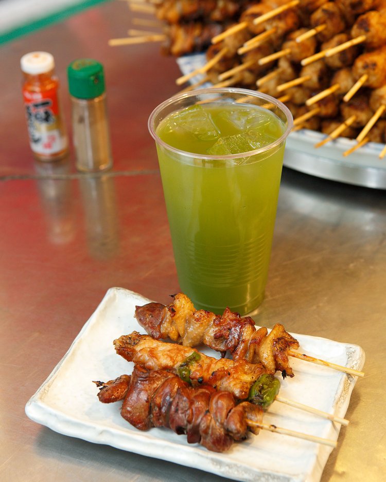 手前からレバ、シシトウ肉、ミックスなどやきとりは10種各190円。緑茶割り400円。