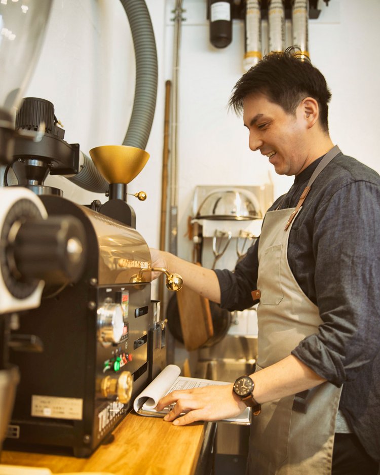 独学で焙煎を身につけた佳さん。小型の焙煎機を使い、さまざまな豆を小ロットずつ焙煎する。