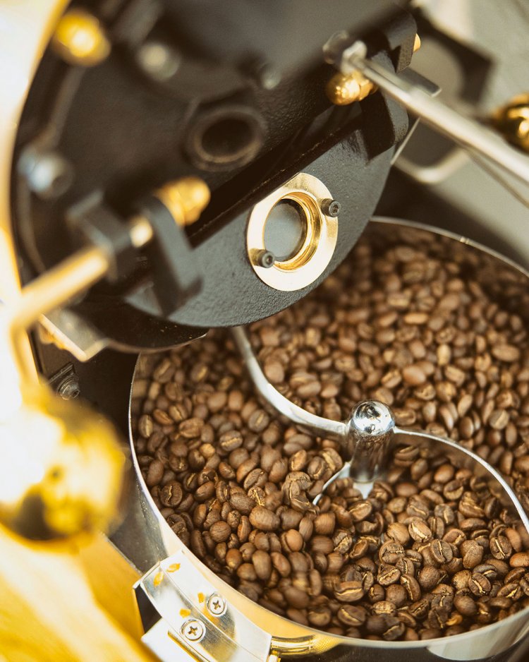 一日に10回作業することもあるのだとか。豆は100g750円～。