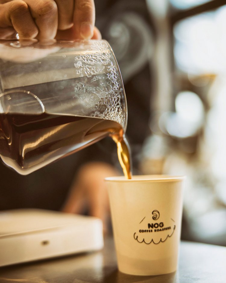 ハンドドリップコーヒーはテイクアウト550円。紙コップには野口さんが描いたロゴのスタンプが。