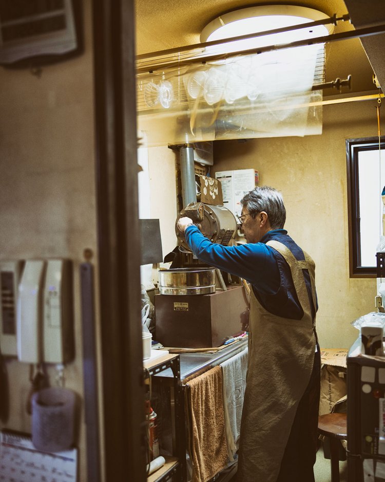 店は自宅の一室で、奥の焙煎室は元写真室。