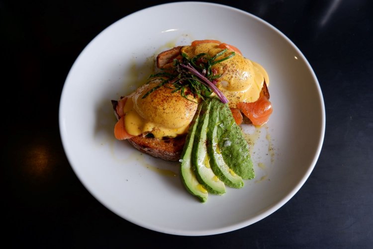 エッグベネディクト（スモークサーモン）1380円＋アボカドトッピング 310円。