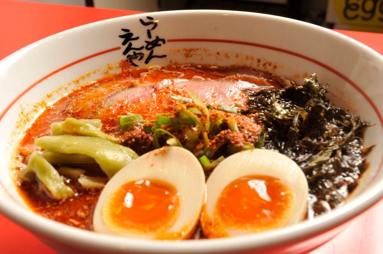 味玉チャーシュー麻辣塩らーめん1100円。今回は3辛を注文。