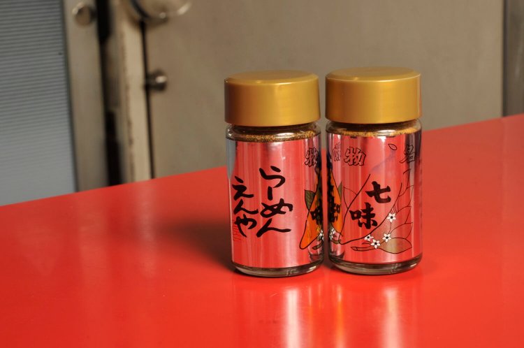 卓上にはホワイトペッパーと七味唐辛子。