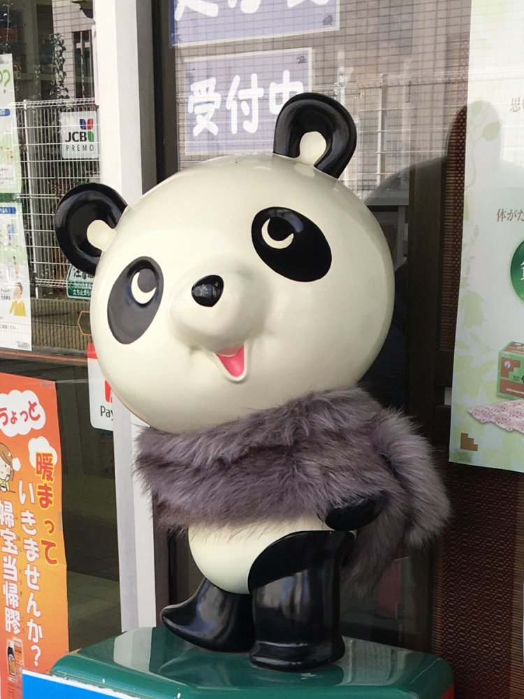 裸体にマフラーのシンシン