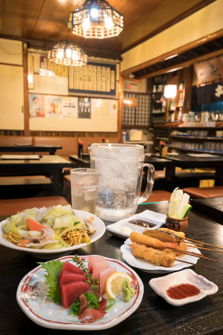 本マグロと白身二点盛り638円、かた焼きそば418円、串揚げBコース7種盛り495円。こたにサワーはピッチャー（5杯分）で495円！