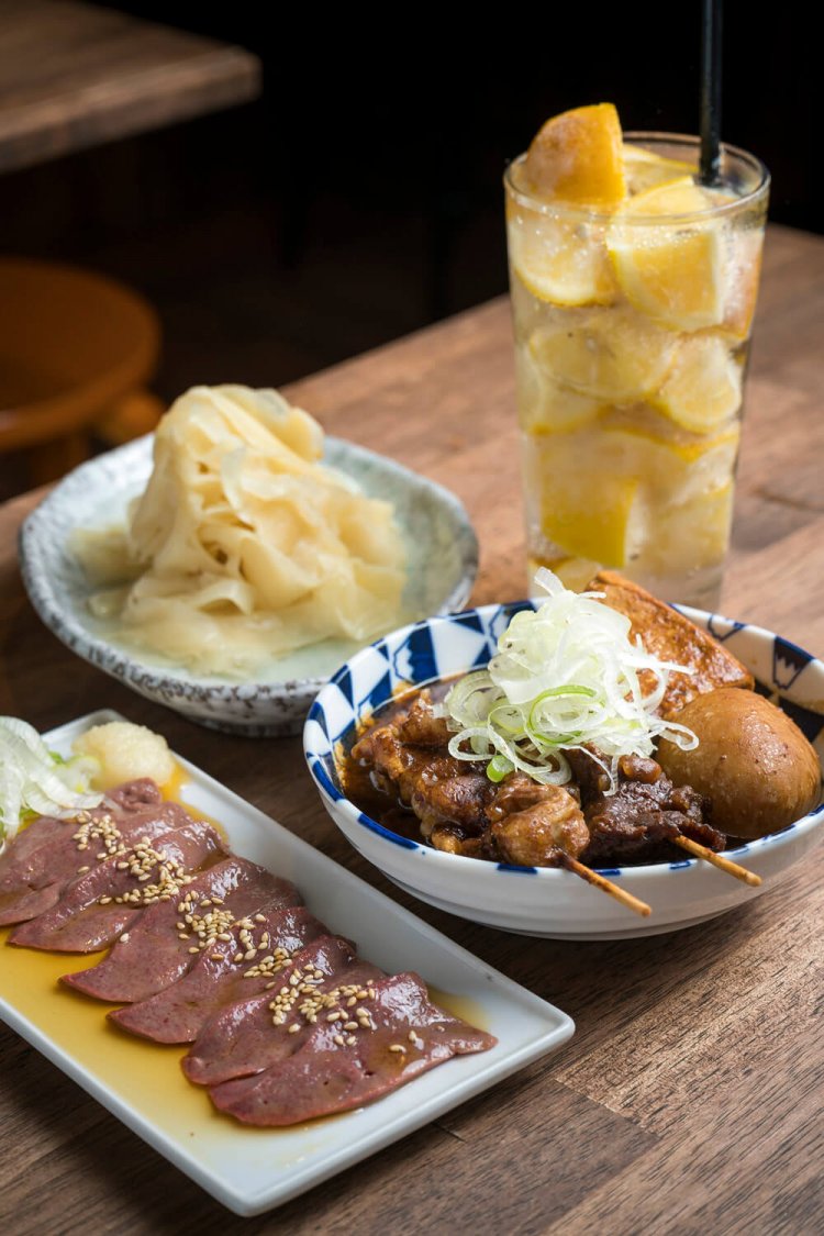 低温調理したレバ刺風ればとろ350円、牛すじなど4種全部入りの煮込み440円。スーパーレモンサワー418円。