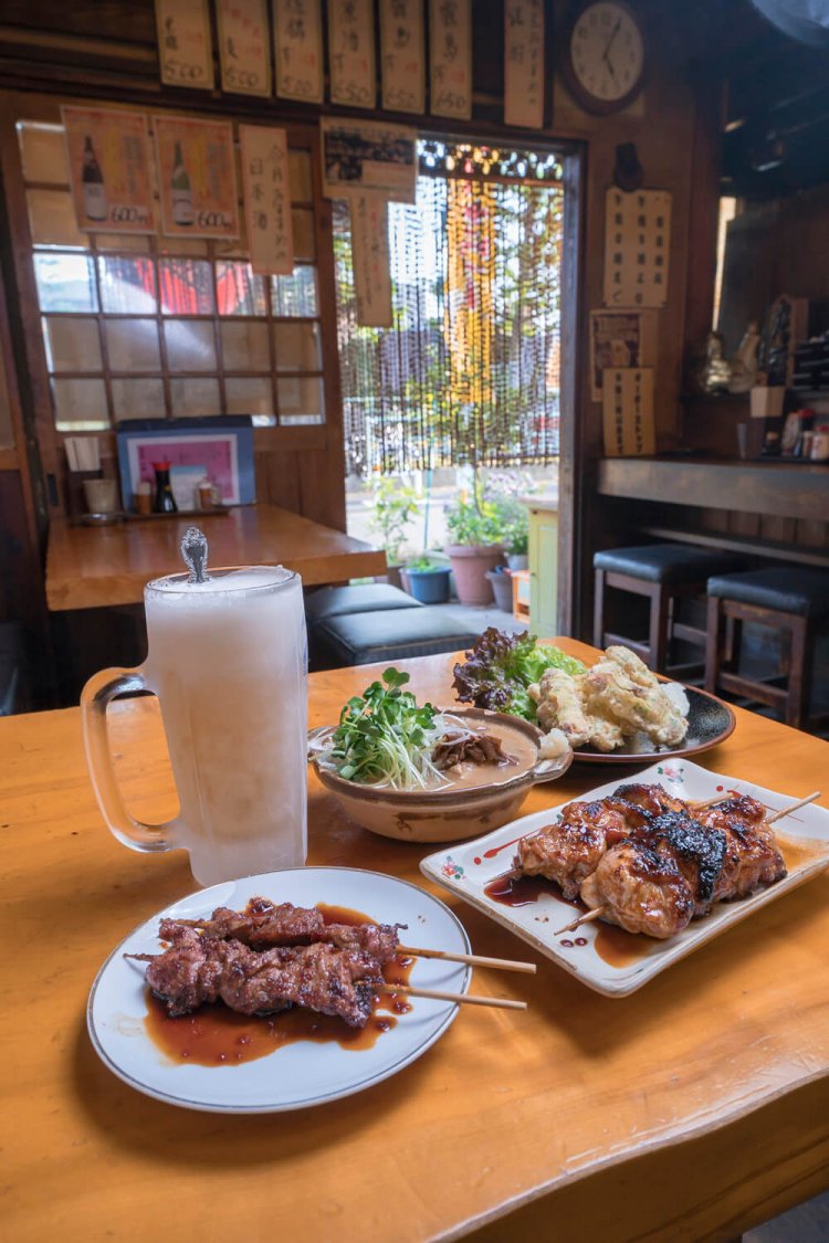 スタミナ焼き2本268円、大串やきとり2本515円、味噌ベースのもつ煮込み515円など。三冷のときもある生ホッピー463円。