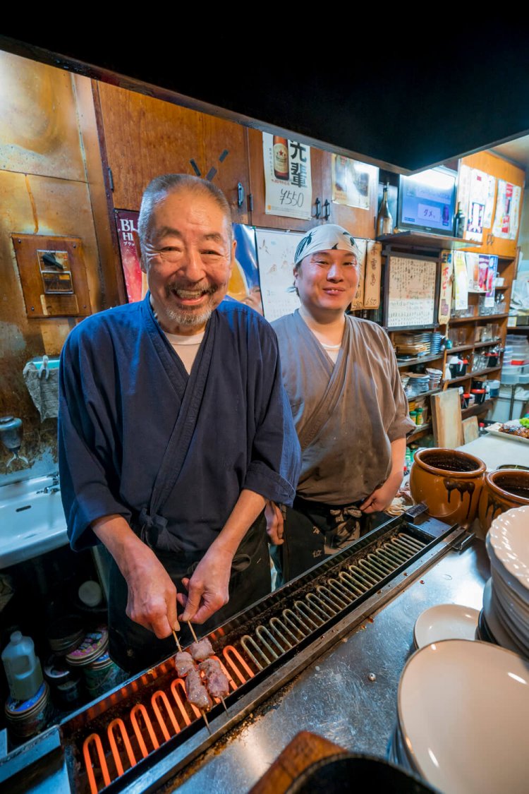 酒好きで心優しき大将（左）。