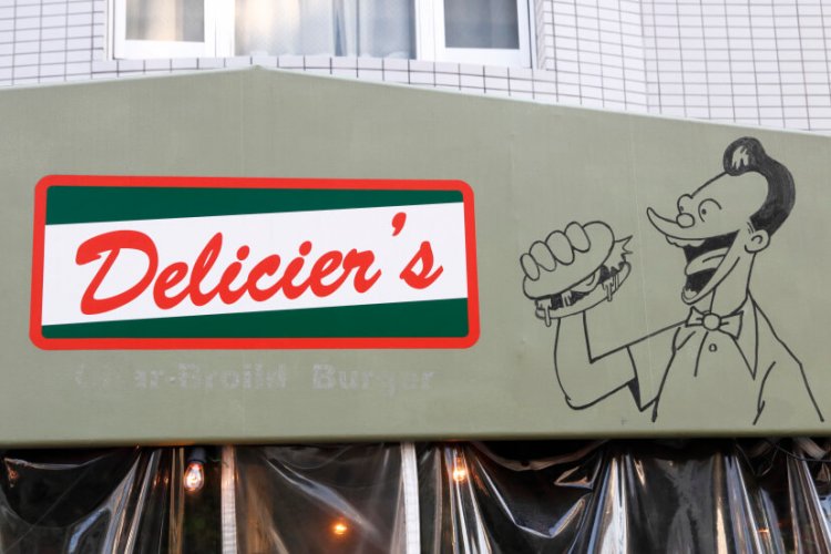 カウンターのほか、テーブルやテラス席も。