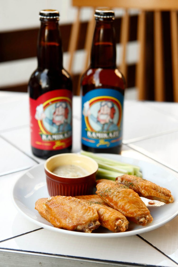 本場のバッファローウイング1190円（税抜）。ホットソースを絡めた手羽中をゴルゴンゾーラソースにつける。