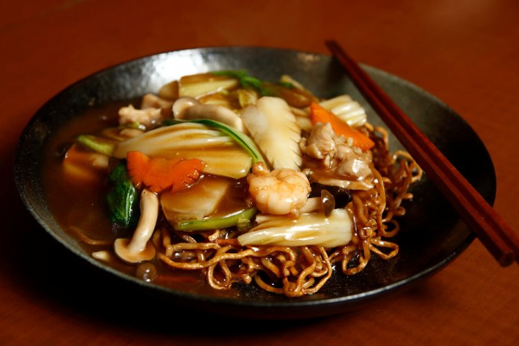 五目あんかけ焼きそば740円。麺は歯ごたえ重視の特注品。