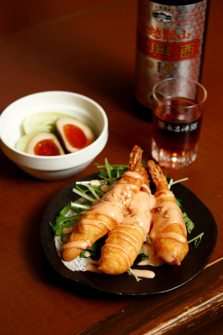 エビマヨ3本380円と煮玉子スモーク150円。紹興酒銀嶺（3年）はグラス380円～。