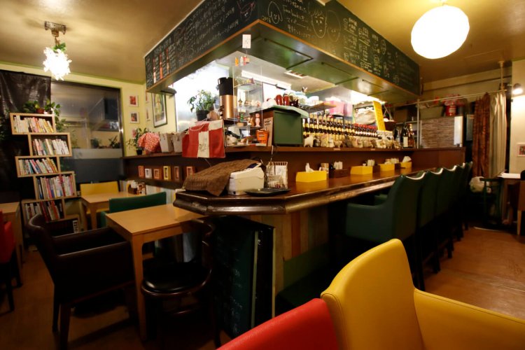 西国立に店を構えてもうすぐ10年。ひじ掛けのある椅子でゆったりと座れる。