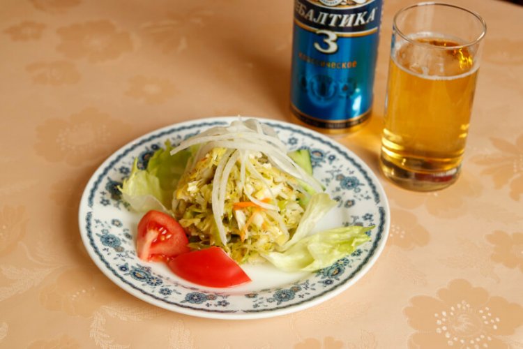 酢漬けのキャベツとディルウィードを和えた料理・カプスタ780円。さっぱりしていて前菜にピッタリだ。ロシアのバルティカビール820円と一緒に。