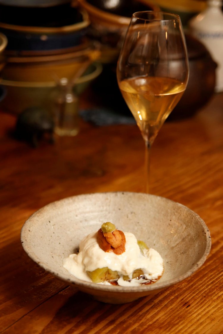 揚げ茄子とウニ 湯葉をのせて930円。出汁が染みた揚げ茄子と湯葉の上品な口当たりが白ワイン750円～と相性良し。