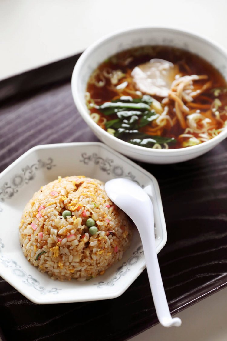 ふわしっとり系のチャーハンセット850円。ラーメンはこれでもミニサイズ！　オムライス、スタミナ丼、日替わり定食も評判。