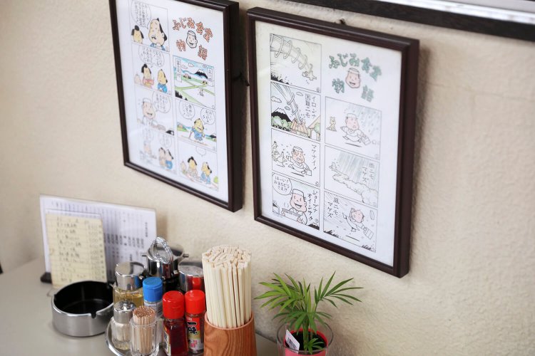 各テーブルで違う話が展開する「ふじみ食堂物語」。出前していた頃の芝田さんがモデルだ。