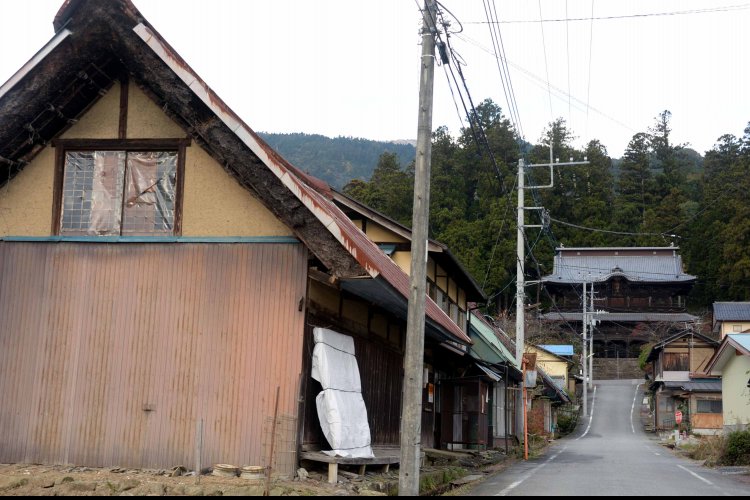 小室山妙法寺。栄華が偲ばれる参道の先に立派な三門がある。