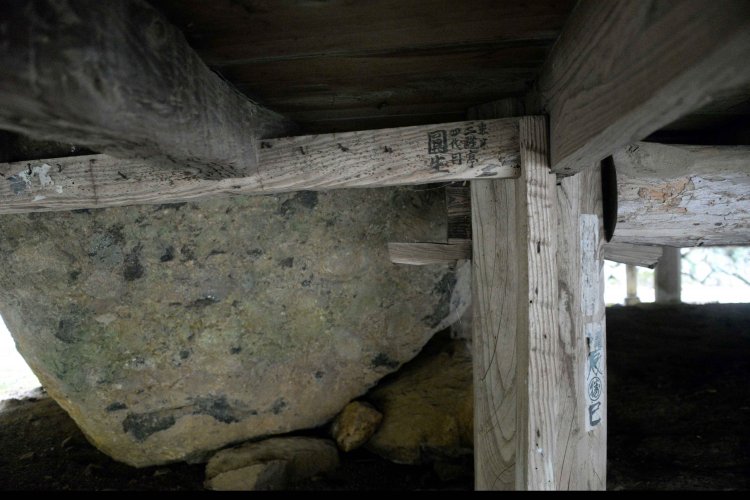 お堂の床下、法論石横に圓生の墨書きがある。鑑定を思案中とか。