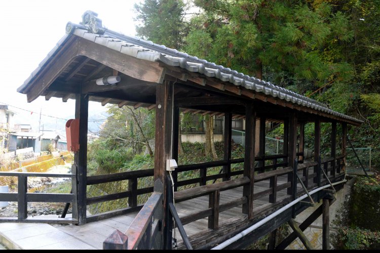 現在の小室道ハイクのルートはマディソン郡にあるような橋に出る。