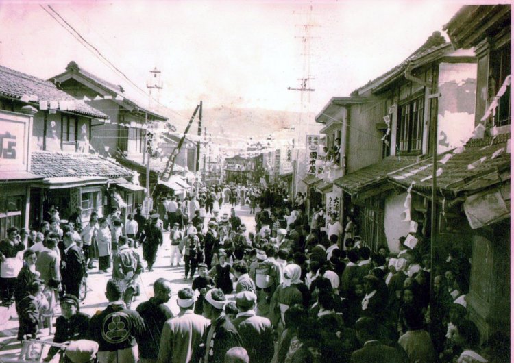 1953年の祭礼と国本屋（写真：後藤智之）