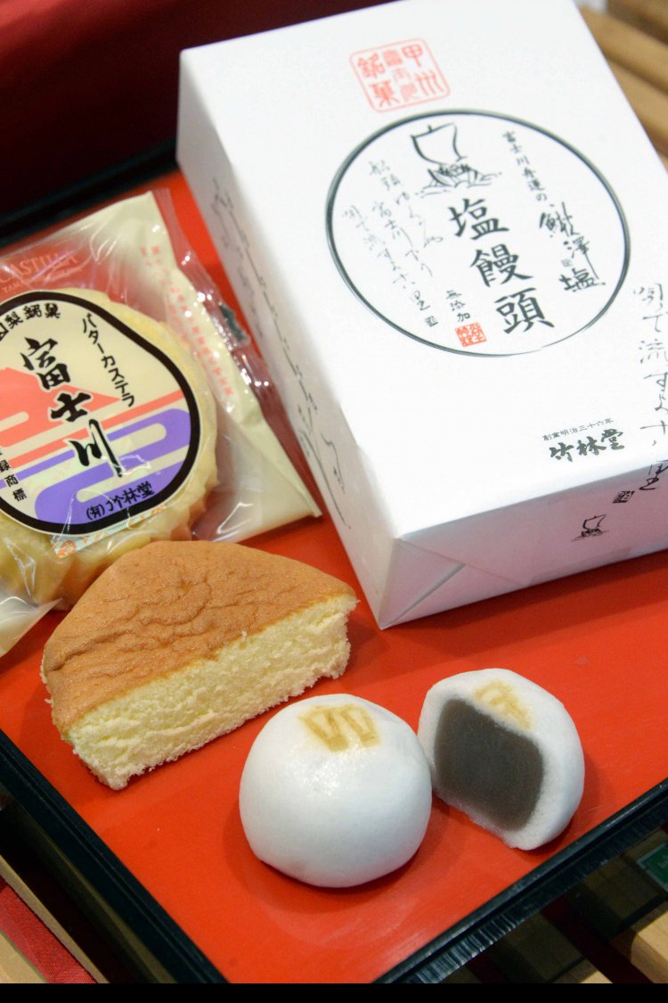 郷土愛にあふれた富士川と絶妙な塩加減の塩饅頭。各1個143円。