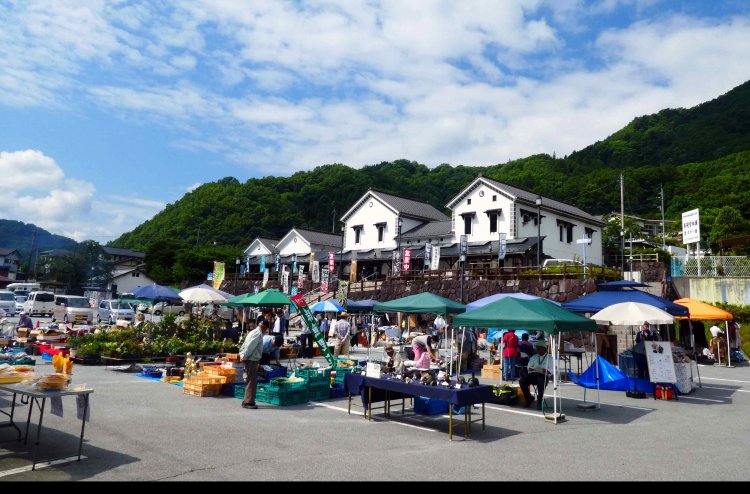 富士橋西詰から駐車場に移転した朝市「よりみちマーケ ット」（第2・4日曜8：30～13：00開催）