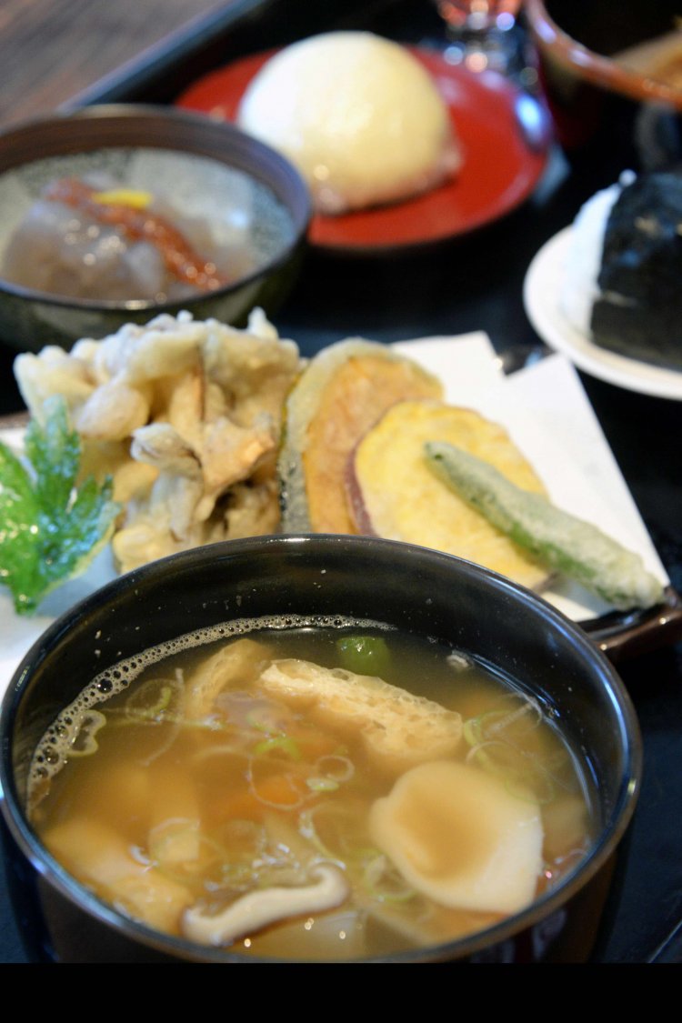 旬の天ぷらや煮物などが付くみみ御膳1330円（要予約）。単品800円。