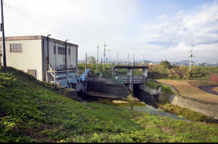 長沢川観測局（山梨県富士川町長沢1404）で利根川と長沢川が立体交差する。