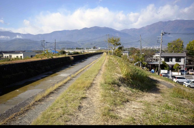 市川大門町高田で県道やＪＲ身延線が隧道（ずいどう）になって下をくぐる印川。